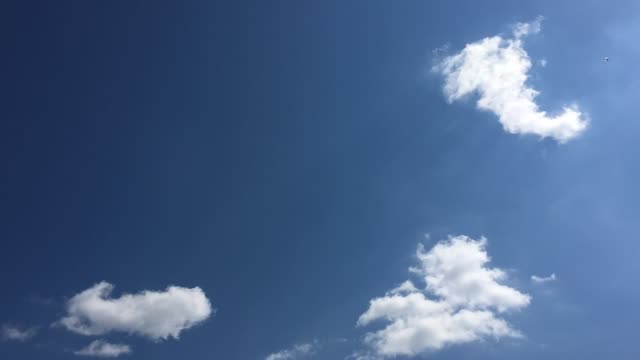 Nube-blanca-desaparecen-en-el-calor-del-sol-en-el-cielo-azul.-Forma-de-nubes-Cumulus-contra-un-cielo-azul-brillante.-Fondo-de-cielo-azul-de-nubes-movimiento-Time-lapse.