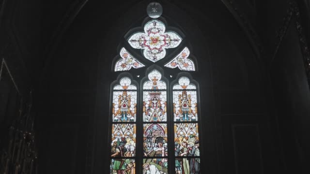 Glasfenster-in-der-Kirche
