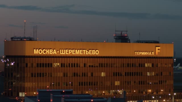 Vista-nocturna-de-la-Terminal-F-en-el-aeropuerto-de-Sheremetyevo,-Moscú