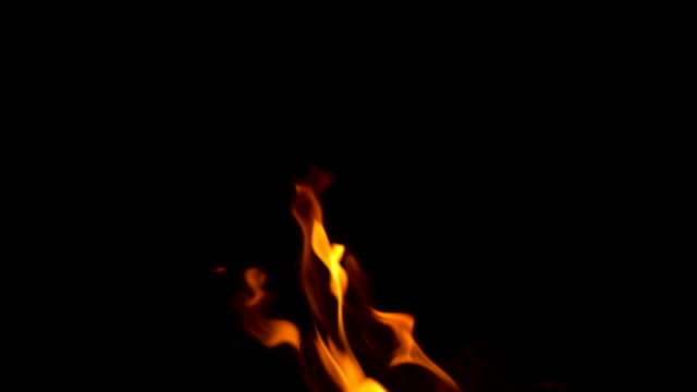 züngelnden-Flammen-auf-schwarzem-Hintergrund