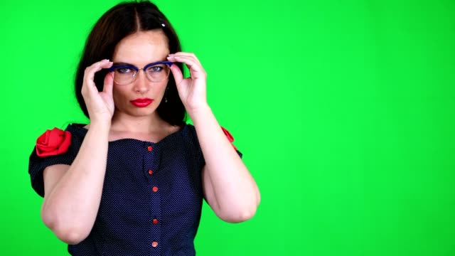 Grüner-Hintergrund,-Chromeakey.-Porträt-einer-sexy-Brünette-Frau-mit-roten-Lippen,-in-stilvollen-Gläsern,-Brille,-bewegt-sich-erotisch,-spielerisch,-sexuell-Blick-in-die-Kamera,-posiert-im-studio