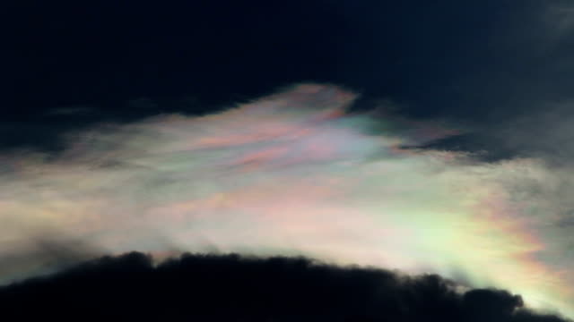 Timelapse-colorido-dramático-cielo-con-nubes-al-atardecer.