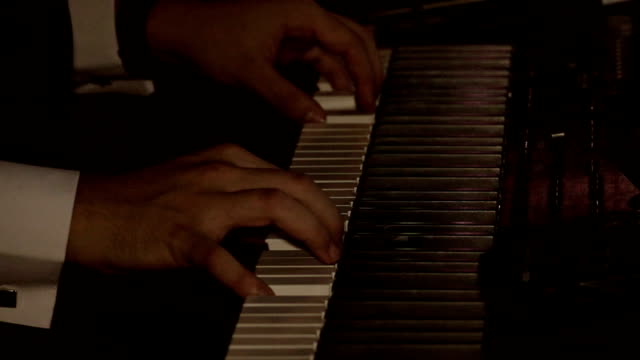 Músico-tocando-un-teclado-de-piano