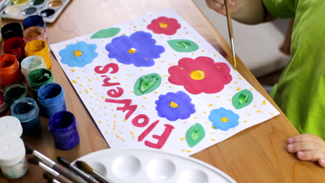 Kindergarten-Mädchen-malt-Blumen