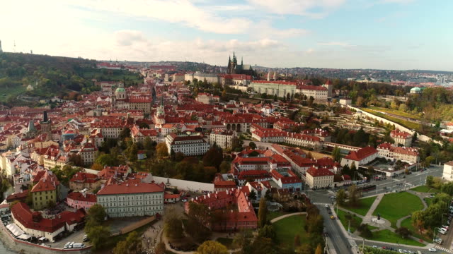 Vista-panorámica-desde-arriba-sobre-el-castillo-de-Praga.-vista-desde-arriba-en-el-paisaje-urbano-de-Praga.-Ciudad-vieja,-Praga