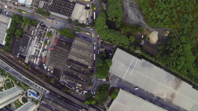 Luftaufnahmen-über-industrielle-Lagerhallen-und-Straßennetze-fliegen