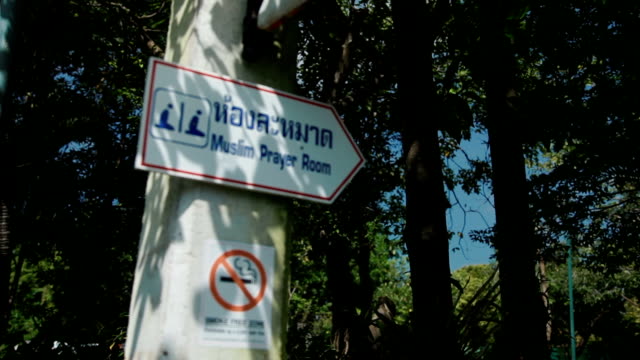 Street-sign-with-pictogram---Muslim-Prayer-room.-Special-room-there-muslims-can-worship-in-Dusit-Zoo,-Bangkok,-Thailand