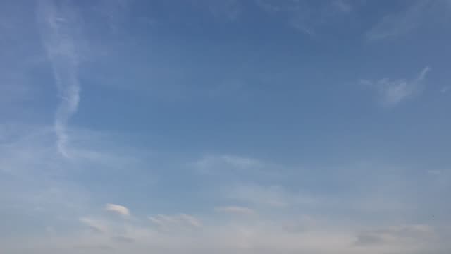 Weiße-Wolken-verschwinden-in-der-heißen-Sonne-am-blauen-Himmel.-Rundkurs-beinhaltet-Zeit-verfallen-Bewegung-durch-einen-wunderschönen-blauen-Himmel-Wolken-gesichert.-Time-Lapse-Bewegung-Wolken-Sonne-und-blauen-Himmelshintergrund.