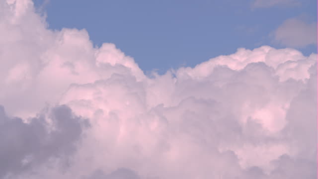 Cerca-de-las-nubes-al-atardecer-rosa-Time-lapse