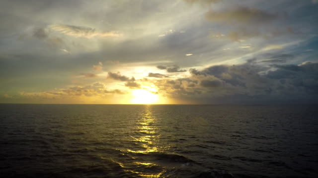 Sonnenuntergang-auf-den-offenen-Ozean