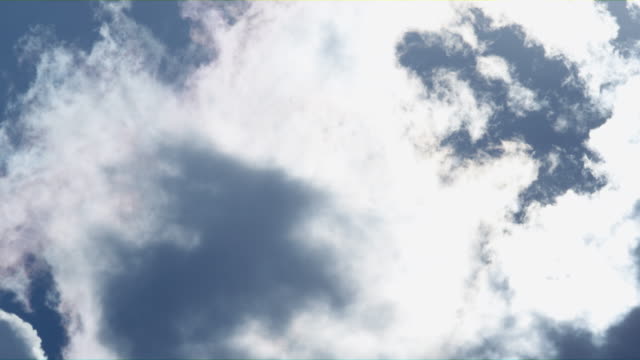Wolken-schweben-in-den-klaren-blauen-Himmel