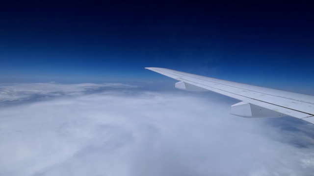 Flugzeugflügel-über-Weiße-Wolken-bewegen