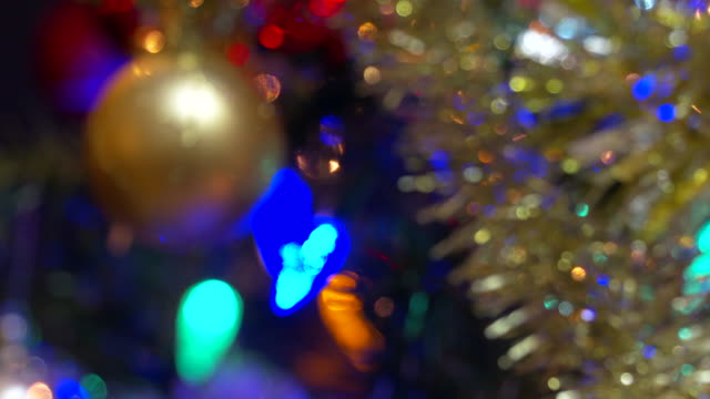 Christmas-Tree-Ornaments-roll-focus.-4K.-UHD