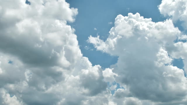 Schöne-Wolkengebilde-mit-großen-Gebäude-Wolken-und-Sonnenaufgang-brechen-über-Wolke-Masse.