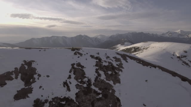 Vuelo-aéreo-sobre-un-parque-de-montañas-de-nieve