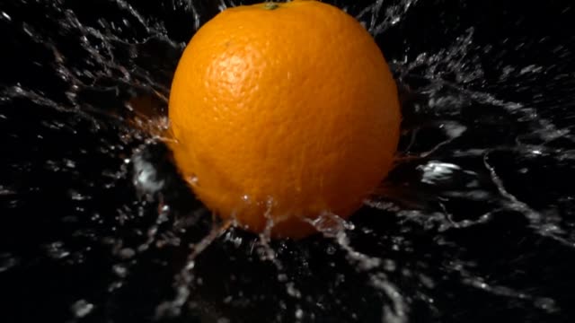 Orange-in-Wasser-fallen.-Slow-Motion.