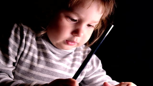 Little-girl-child-learns-to-draw-with-a-pencil-on-paper,-slow-motion