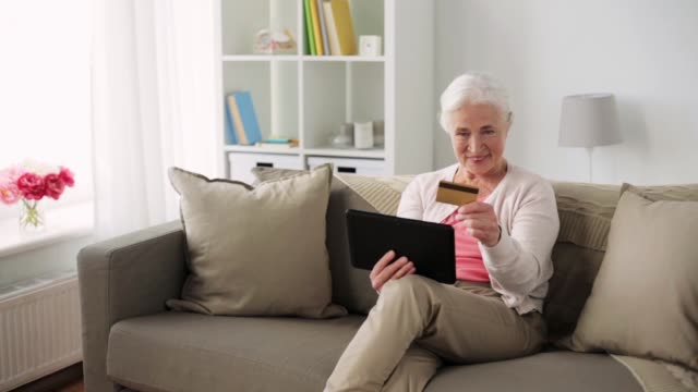 mujer-Senior-con-tablet-pc-y-tarjeta-de-crédito