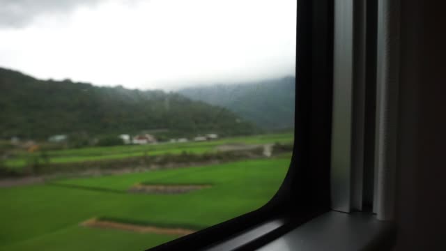 Mirando-por-la-ventana-en-el-tren