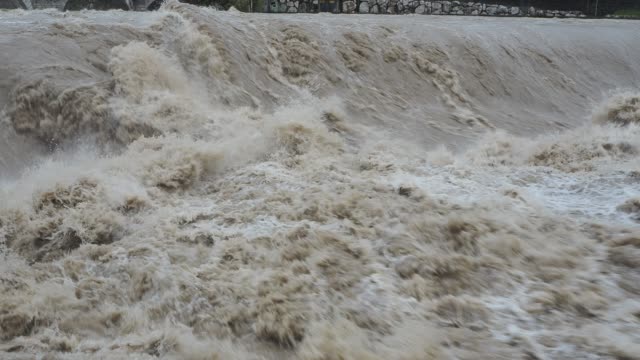 Serio-Flusses-geschwollen-nach-starken-Regenfällen.-Provinz-von-Bergamo,-Italien