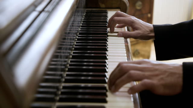 Hands-at-the-piano-keys