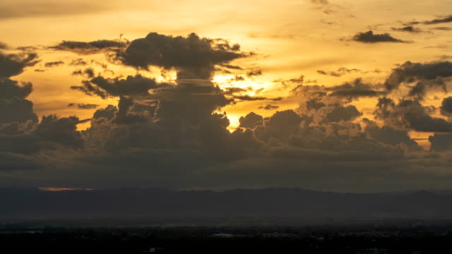 Timelapse-bunten-dramatischen-Himmel-mit-Cloud-bei-Sonnenaufgang
