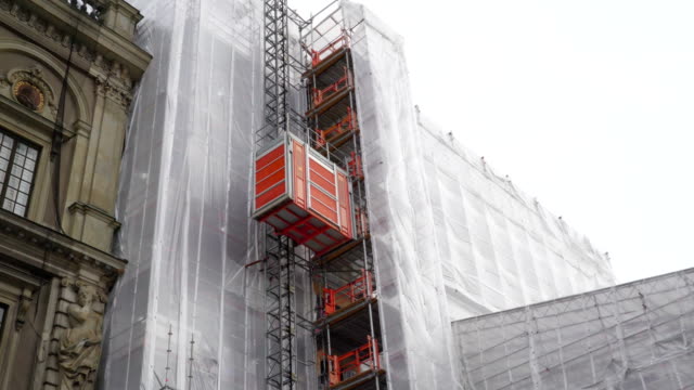 A-going-down-outdoor-elevator-on-a-construction-site