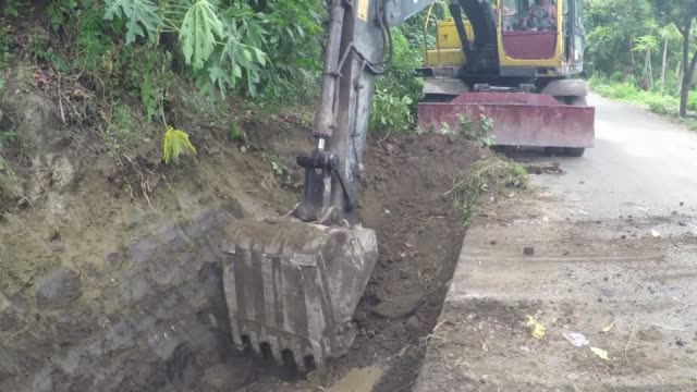 Pozo-de-excavación-de-retroexcavadora-en-el-lado-del-camino