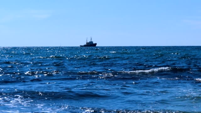 Sea-tug-on-the-horizon