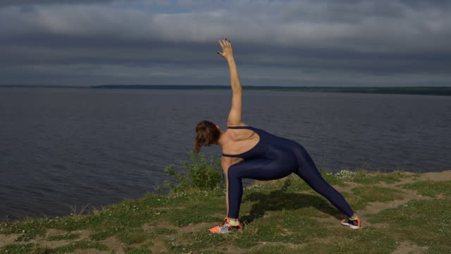 woman-in-blue-sportswear,-yogi-practice-outdoor.