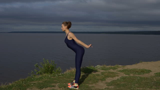 Mujer-de-yoga-en-ropa-deportiva,-concentración-de-energía