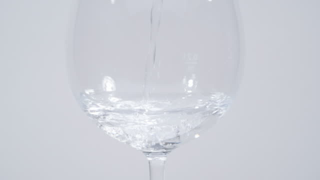 Wasser-in-Wein-Glas-gießen