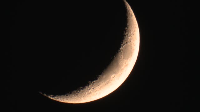 Crescent-moon-descending-through-fram