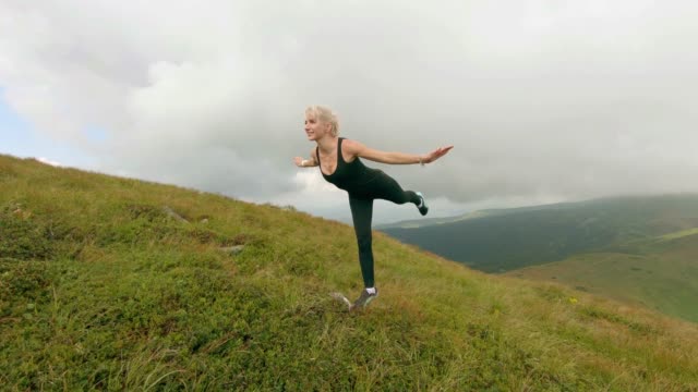 schöne-junge-Frau,-die-beim-Yoga-in-den-Bergen