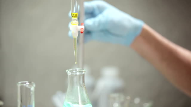 Schließen-Sie-einige-Wissenschaft-und-Chemie-Ausrüstungen-während-eines-Experiments