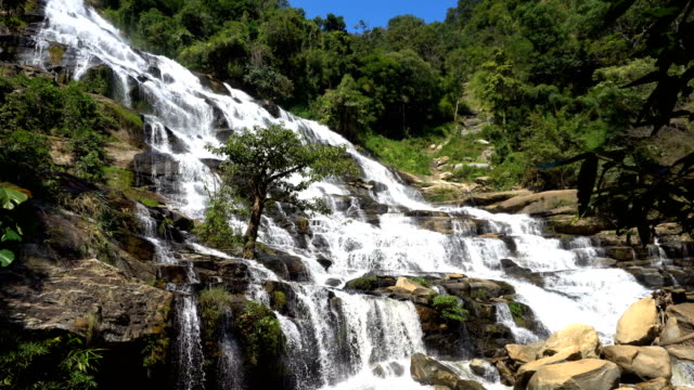 Tief-im-Wald-große-Wasserfall-am-Mae-Ya-Wasserfall,-Doi-Inthanon-Nationalpark-Chiang-Mai,-Thailand.-Übersetzen-von-Text-"Mae-Ya-Wasserfall"