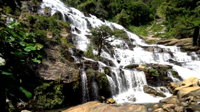 Tief-im-Wald-große-Wasserfall-am-Mae-Ya-Wasserfall,-Doi-Inthanon-Nationalpark-Chiang-Mai,-Thailand.-Super-Zeitlupe-120-fps