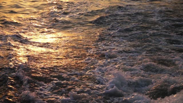 Meer-Sparks-auf-Wasserreflexion
