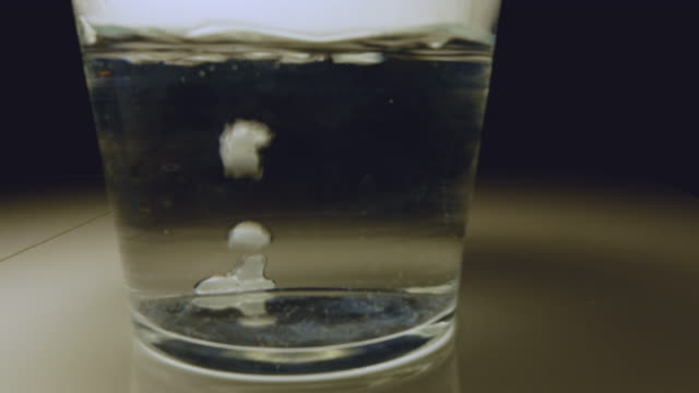 Brausetablette-Luftblasen-steigen-an-die-Wasseroberfläche-in-eine-Glasschale