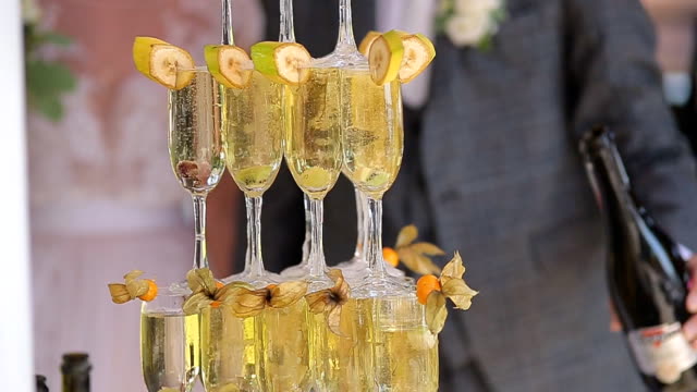 der-Bräutigam-und-die-Braut-in-die-Weingläser-Champagner-gegossen