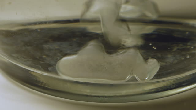 Brausetabletten-Reaktion-auf-Glasboden-Cup