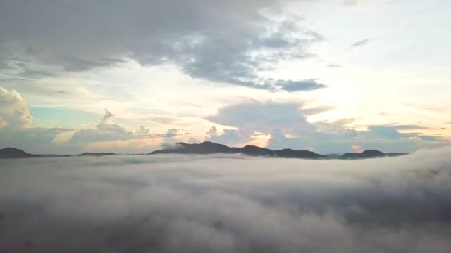 Aerial-Blick-schöner-Morgennebel-im-Gebirge