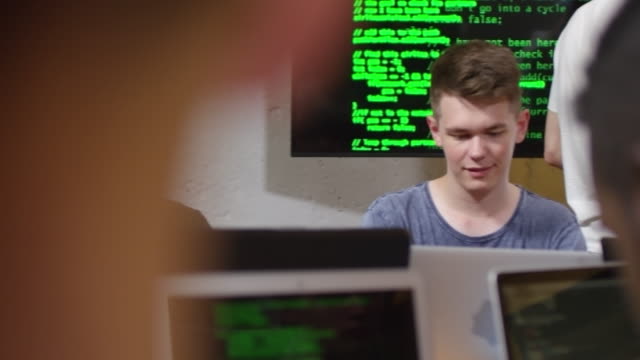 Jóvenes,-escribiendo-códigos-de-computadora