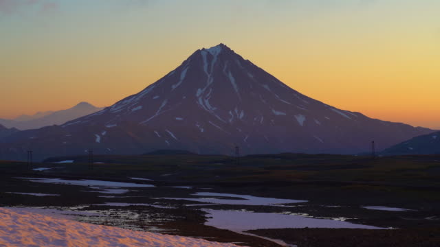 Atemberaubende-Morgen-Vulkanlandschaft-der-Kamtschatka-Halbinsel-bei-Sonnenaufgang.-Zeitraffer