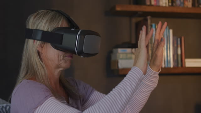 Mujer-que-usa-realidad-virtual-en-casa