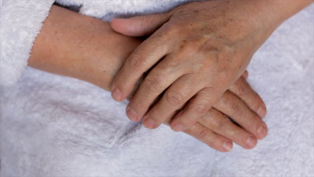 Wrinkled-female-hands,-close-up
