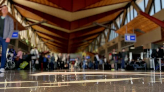 Defokussierte-Low-Angle-Shot-People-am-Airport-Terminal