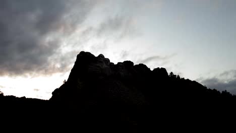 las-nubes-pasan-sobre-el-Monte-rushmore