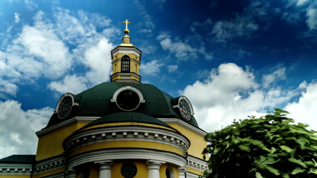 Alte-Kirche-mit-Himmel-im-Hintergrund.-Religion,-die-historischen-Gebäude-Zeitraffer