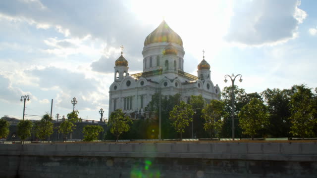 Moscow:-Cathedral-of-Christ-the-Savior-view-from-the-river